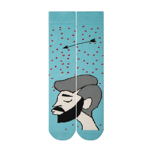 Niebieskie skarpetki z ilustracją mężczyzny o siwych włosach i czarnej brodzie oraz czarną strzałą nad głową, na tle drobnych czerwonych serduszek – idealne jako prezent walentynkowy.