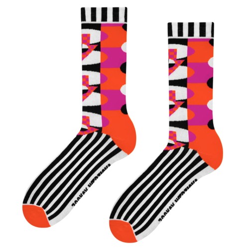 Kolorowe skarpetki z czarno-białymi paskami, pomarańczowymi piętami i palcami oraz geometrycznym wzorem w różu, bieli i pomarańczu na cholewce.