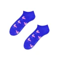 Niebieskie skarpetki stopki z kolekcji mixTURY Pink Flamingo, ozdobione różowymi flamingami stojącymi na jednej nodze.