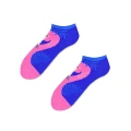 Niskie skarpetki mixTURY Pink Flamingo w intensywnym niebieskim kolorze, ozdobione dużym różowym flamingiem i tropikalnymi liśćmi.