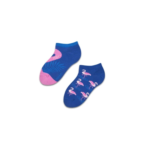 Niebieskie stopki mixTURY Pink Flamingo z różowymi flamingami i liściem palmy, przedstawione w dwóch różnych wzorach na białym tle.
