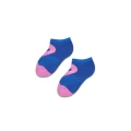 Niebieskie stopki mixTURY Pink Flamingo z różowym flamingiem i liśćmi na przodzie, ułożone parami na białym tle.