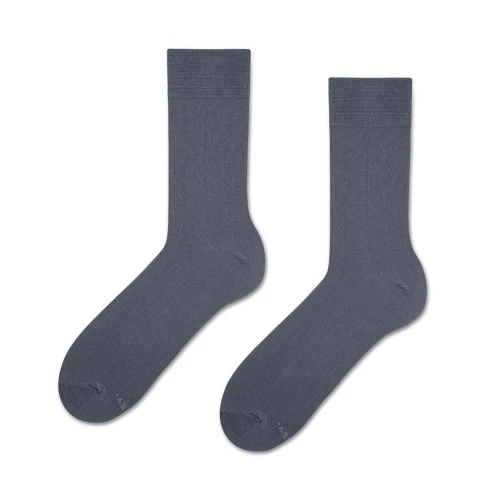 Para długich grafitowych skarpetek Basic Dark Graphite o klasycznym kroju do połowy łydki, wykonanych z gładkiej dzianiny bawełnianej. Zdjęcie produktowe na białym tle, prezentujące prosty i uniwersalny design.