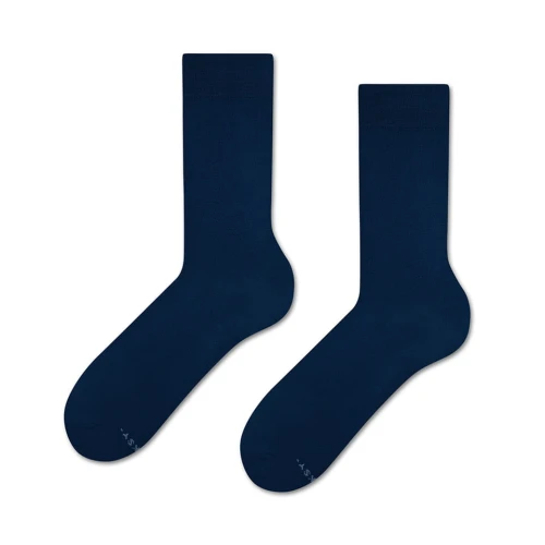 Para granatowych skarpetek Basic Deep Navy o klasycznej długości, wykonane z gładkiej bawełny, prosta forma, ułożone symetrycznie na białym tle.