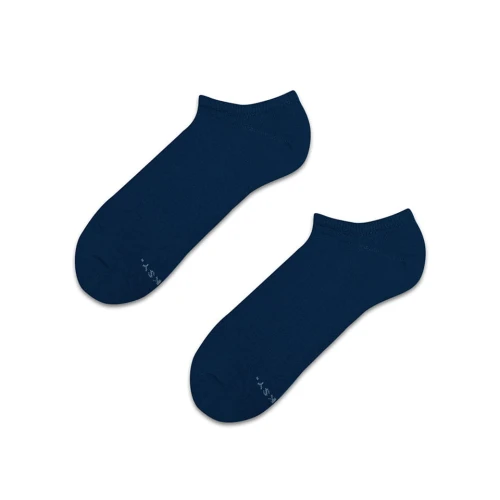 Para granatowych skarpetek Basic Deep Navy typu stopki, gładka bawełna, klasyczny krój, ułożone równolegle na białym tle.