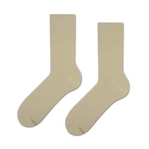 Para beżowych skarpetek Basic Caffe Latte .  Ułożona na białym tle.