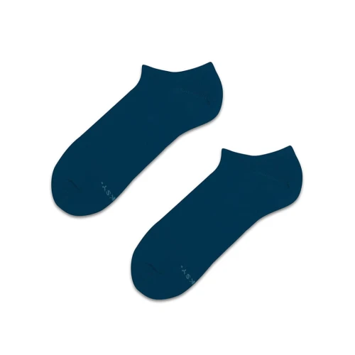 Para skarpetek Basic Just Jeans , stopek z krótkim ściągaczem koloru jeans. ułożona na białym tle. .