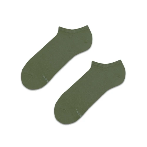 Para skarpetek Basic  Green Olive , stopek z krótkim ściągaczem koloru oliwki. Ułożona na białym tle – minimalistyczny design idealny na co dzień.