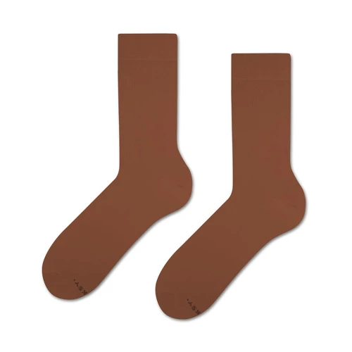 Para skarpetek Basic Hazelnut Pleasure , koloru rudego, ułożona na białym tle.