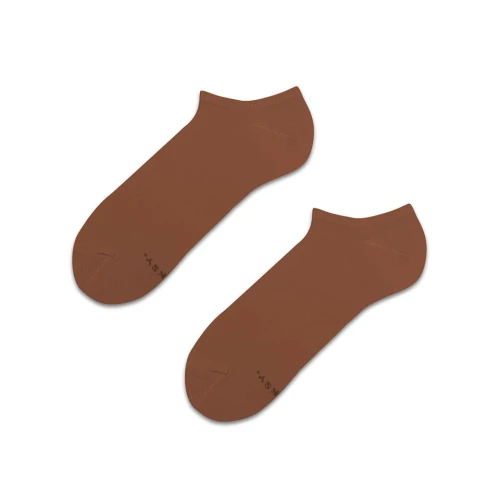 Para skarpetek Basic Hazelnut Pleasure , koloru rudego z krótkim ściągaczem, ułożona na białym tle.