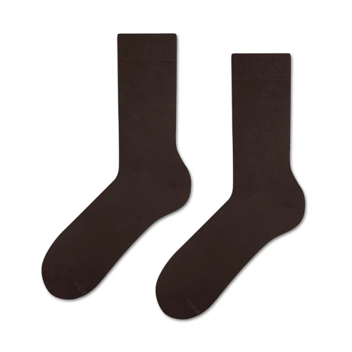 Para brązowych skarpetek Basic Dark Chocolate , ułożona na białym tle.
