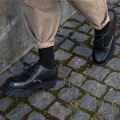 Czarne klasyczne skarpetki bawełniane w codziennej stylizacji . Skarpetki Basic Black Carbon zapewniają komfort i oddychalność, dobrze przylegają do stopy i łydki.