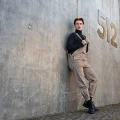 Stylizacja streetwearowa z czarnymi klasycznymi skarpetkami bawełnianymi, widocznymi w połączeniu z masywnymi butami na grubej podeszwie. Model ubrany w beżowe ogrodniczki i czarny golf