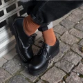 Stylizacja uliczna. Czarne masywne buty i podwinięte jeansy odsłaniające gładkie, skarpetki Basic Hazelnut Pleasure  koloru rudego.