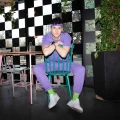 Zielone skarpetki w sportowym stylu, połączone z białymi sneakersami. Kontrastowe zestawienie kolorów podkreślające intensywną barwę skarpetek.
