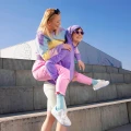 Kobieta w  jasnoniebieskie skarpetki Pure Sky z kolekcji Basic — lekkie, elastyczne i oddychające, idealne na wiosnę. Skarpetki dodają stylizacji świeżości i podkreślają modny, kolorowy look.