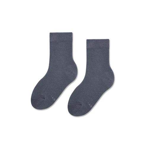 Para grafitowych skarpet Basic Dark Graphite o klasycznej długości do połowy łydki. Wykonane z gładkiej bawełnianej dzianiny, zaprezentowane na białym tle w ujęciu produktowym.