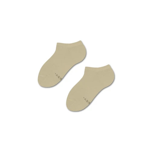 Para beżowych dziecięcych skarpetek Basic Caffe Latte. Stopki z krótkim ściągaczem, ułożona na białym tle – minimalistyczny design idealny na co dzień.