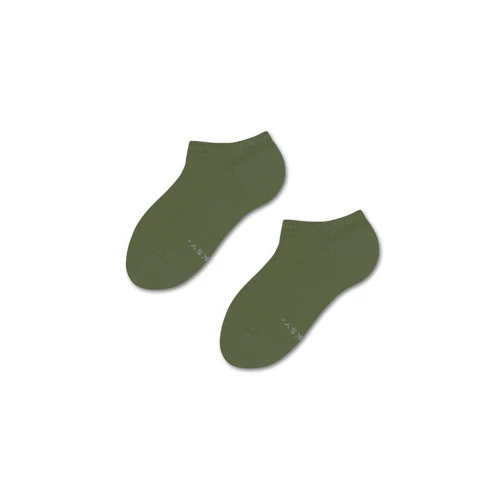 Para dziecięcych skarpetek Basic  Green Olive ,koloru oliwki. Stopek z krótkim ściągaczem, ułożona na białym tle – minimalistyczny design idealny na co dzień.