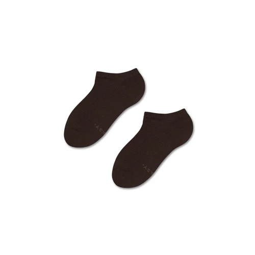 Para brązowych dziecięcych skarpetek Basic Dark Chocolate , stopek z krótkim ściągaczem, ułożona na białym tle.