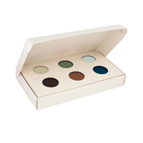 Kartonik prezentowy Basic Earth Box z sześcioma skarpetkami w różnych kolorach,  brązowym, rudym , oliwkowym, jeans, szarym i beżowym. Zaprezentowanymi przez okrągłe wycięcia w wieczku.