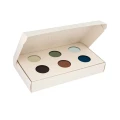 Kartonik prezentowy Basic Earth Box  z sześcioma skarpetkami w różnych kolorach,  brązowym, rudym , oliwkowym, jeans, szarym i beżowym. Zaprezentowanymi przez okrągłe wycięcia w wieczku.