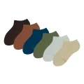 Zestaw Basic.Earth Box Sześć par krótkich dziecięcych skarpetek stopek w stonowanych kolorach ziemi – brązowym, rudym , oliwkowym, jeans, szarym i beżowym, ułożonych wachlarzowo na białym tle.