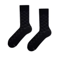 Klasyczna para czarnych skarpetek z subtelnym wzorem rombów w stylu argyle, idealna do eleganckich stylizacji.