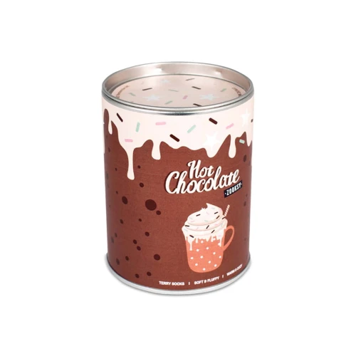 Okrągła puszka w stylu gorącej czekolady z bitą śmietaną i kolorową posypką, zaprojektowana jako opakowanie na miękkie skarpetki frotte – edycja „Hot Chocolate”.