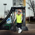 Melanżowe skarpetki z napisem "NINETIES" i streetwearowy klasyk. Stylowe, wygodne i idealne na deskorolkę.