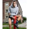 Styl z pazurem. Skarpetki NINETIES w głębokim granacie, z wyrazistym logo i paskami w stylu vintage. Idealne do sneakersów i miejskich klimatów.