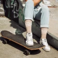 Klasyczny model NINETIES w beżowym kolorze z charakterystycznym logowaniem i uśmiechem. Styl retro, luz streetwearu i wygoda, która robi różnicę.