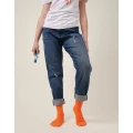 Pomarańczowe skarpetki Basic - Orange Juice, do połowy łydki, noszone z jeansami, modny streetwearowy styl.