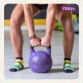Kobieta w kolorowych skarpetkach z antypoślizgowym spodem ABS.  Na pierwszym planie wyróżniają się dynamiczne wzory w odcieniach fioletu, limonki, turkusu i bieli. Skarpetki zapewniają stabilność i pewność ruchu.