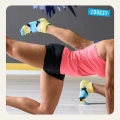 Zbliżenie na ćwiczącą parę w jaskrawych antypoślizgowych skarpetkach z kolorowym wzorem – dynamiczny trening na sali fitness