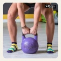 Kobieta w kolorowych skarpetkach antypoślizgowych z żółto-fioletowym wzorem i podeszwą ABS w pozycji do martwego ciągu – skarpetki idealne do treningu siłowego i fitness.