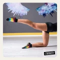 Kolorowe skarpetki sportowe z niskim stanem i antypoślizgowym spodem, założone na stopach osoby ćwiczącej w pozycji klęku podpartego z uniesioną nogą.