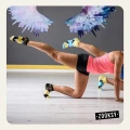 Dwie osoby w kolorowych skarpetkach antypoślizgowych z ABS w trakcie ćwiczeń fitness na sali z jasną podłogą