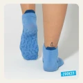 Skarpetki stopki w kolorze jasny jeans, z antypoślizgowym spodem ABS, ujęcie od tyłu