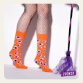Pomarańczowe skarpetki mixTURY Halloween z wzorem fioletowych oczu potworów. Zabawne, kolorowe i idealne do halloweenowej stylizacji czarownicy.