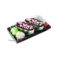 Para skarpet ułożonych w czarnej tackce stylizowanej na sushi, z bordowo-białym wzorem przypominającym plasterki ryby, przykryta przezroczystą pokrywką