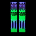 Para długich skarpet świecących w UV, w neonowo-zielonym i fioletowym wzorze z czarno-białymi elementami oraz widocznym napisem “DANCING SOCKS FCKING COPS”, ułożonych płasko na czarnym tle.