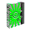 Pudełko w stylu kasety VHS z neonowo-zielonym pikselowym uśmiechem i czarno-białymi pasami, z napisem „Eat Sleep Socks Repeat”, utrzymane w graficznym, retro-futurystycznym stylu.