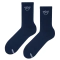 Para granatowych, ribowanych skarpetek z białym wzorem przedstawiającym gest „shaka” na cholewce.