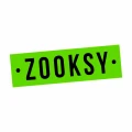 Neonowo-zielone logo z czarnym napisem „ZOOKSY” umieszczone na białym tle.