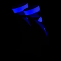 Para artystycznych skarpet świecących na niebiesko w świetle UV, z widocznymi geometrycznymi motywami na tle ciemności.