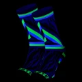 Artystyczne skarpetki świecące w świetle UV, z neonowo zielonymi i niebieskimi geometrycznymi liniami oraz napisem „TASTE” na palcach.