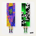 Dwie osoby trzymają pionowe plansze z intensywnymi, geometrycznymi wzorami w neonowych kolorach. Na dole widać ich nogi w skarpetkach dopasowanych stylistycznie do prezentowanych grafik.